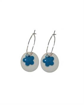 Runde hvide øreringe med små blå blomster